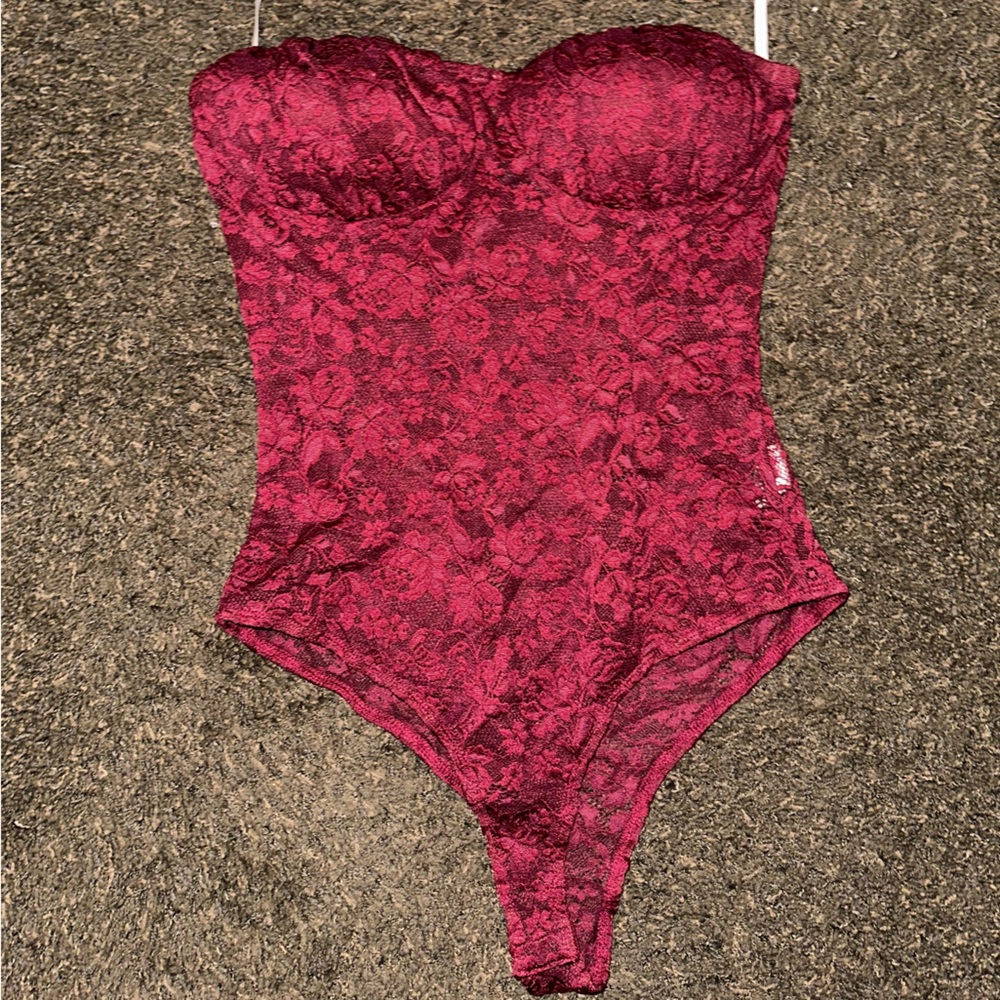 BRAND NEW WITH TAGS Lulu’s Romantic Burgundy Lace Strapless Bodysuit Never Worn